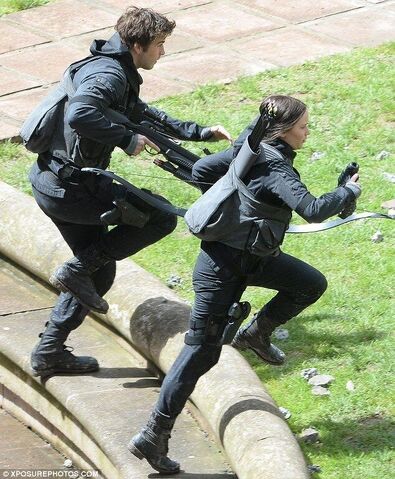 File:Gale and katniss running.jpeg