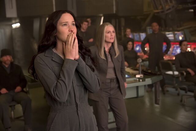 Archivo:Katniss viendo la misión de rescate desde el Comando.jpg