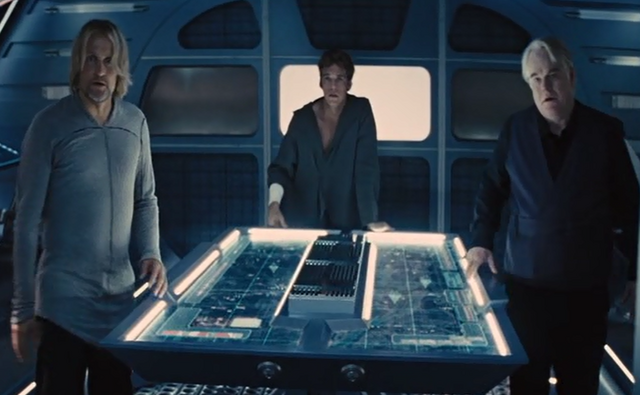 Archivo:Haymitch, Finnick y Plutarch en el aerodeslizador.png