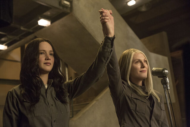 File:Mockingjay-coin-katniss.jpg