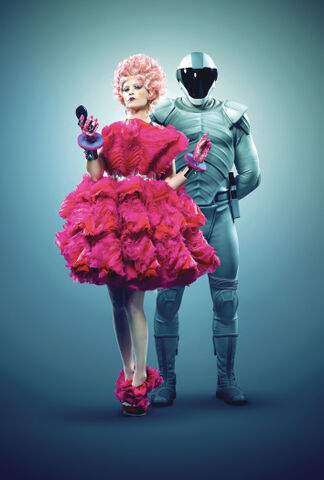 Archivo:Effie Trinket con un agente de la paz.jpg