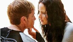 Katniss y Peeta apunto de besarse.jpg