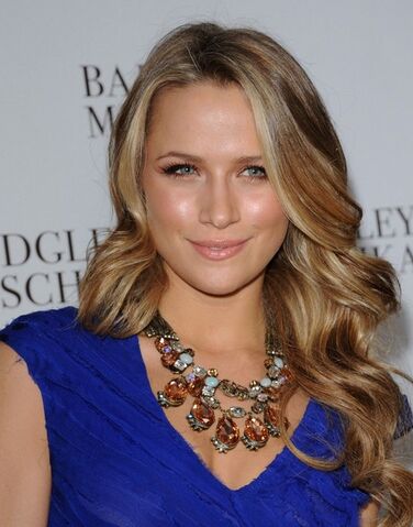 File:Shantel+VanSanten+Badgley+Mischka+Store+Opening+6P71r55zFcol.jpg