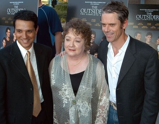 File:Outsiders-film-cast-01.jpg