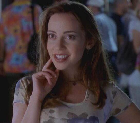 File:665px-Gwen cap.jpg
