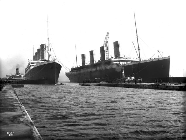 File:Olympic and Titanic-1-.jpg