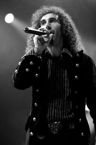 Archivo:Serj-tankian1.0.0.0x0.333x500.jpeg