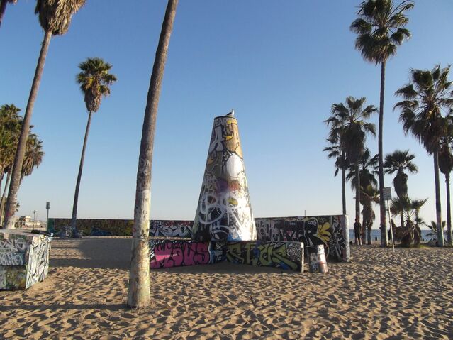 File:Art-walls-venice.jpg