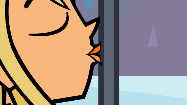 File:BridgetteKissPole.png