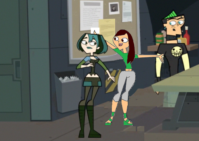 File:Mallory singing.png