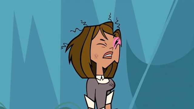 File:Courtney hurts her face.jpg