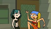 Lindsay no deja entrar a Gwen.jpg