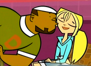 S03E12 DJ całuje Bridgette.png