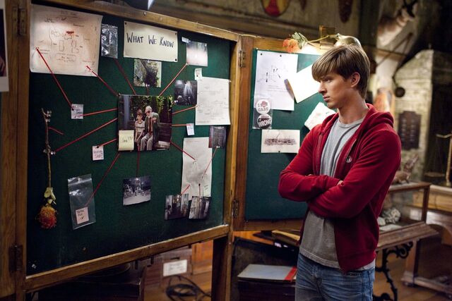 File:Tower-prep-s1e10-phone-home-03-1-.jpg