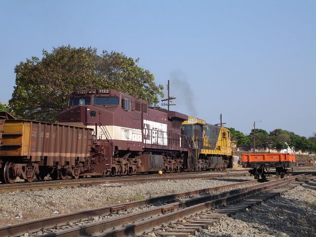 File:Brazilian Narrow-Gauge GE Diesels.jpg
