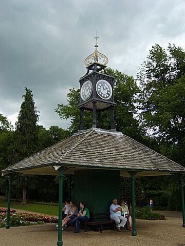 File:Matlock Tramway - Crown Square tram stop 06-08-06.jpg