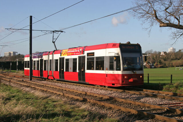 File:070120 Tramlink 2542 leaving Lloyd Park on a New Addington service.jpg