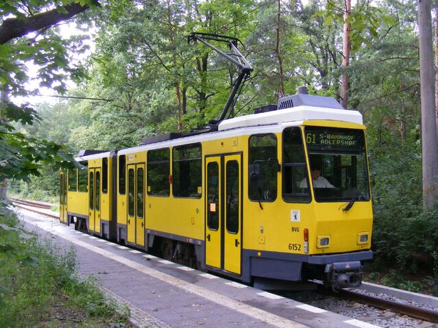 Выява:BVG Tatra KT4DM 6152, Rahnsdorf Waldschänke terminus, Linie 61 - Flickr - sludgegulper.jpg
