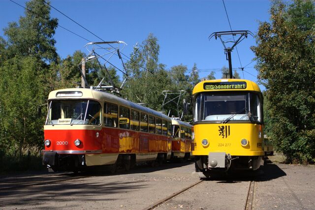 Выява:Tatra T4 2000 und gelber T4 in Dresden 2007-09-16.jpg