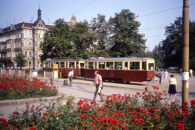 Plik:Szczecin Tramwaj. Konstal two-car set with trailer 329, June 1990 - Flickr - sludgegulper.jpg