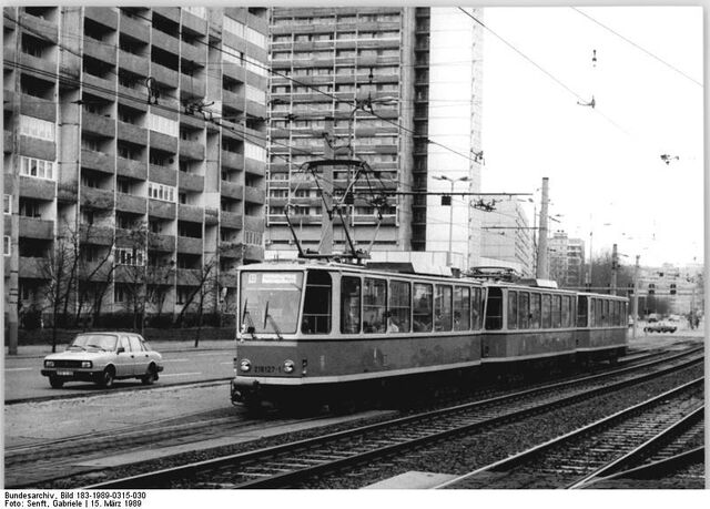 Plik:Bundesarchiv Bild 183-1989-0315-030, Berlin, Tatra-Straßenbahn.jpg