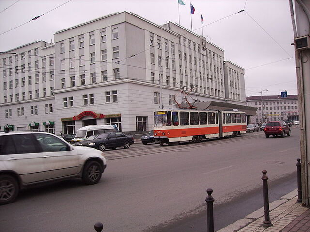 Plik:Kaliningrad town hall and tram424.jpg