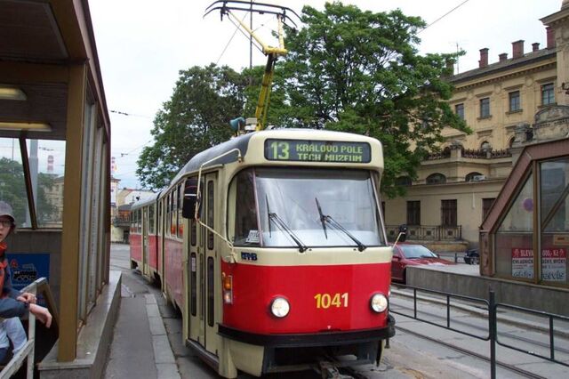 File:Brno, Hlavní nádraží, Tramvaj K2.jpg