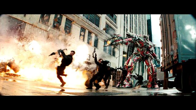 File:Dotm-sentinelprime-film-attackingnest.jpg