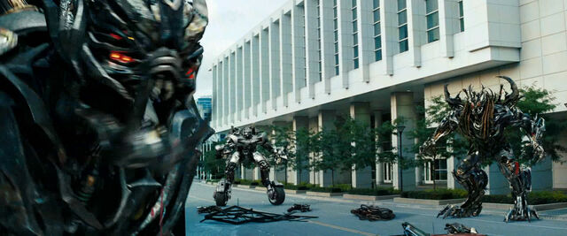 File:Dotm-dreads&sideswipe-film-standoff.jpg