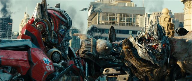 File:Dotm-sentinelprime&megatron-film-chicago.jpg