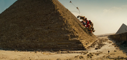 Devastator beklimpt de piramide.png