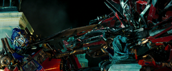 Optimus en Sentinel Prime confronteren elkaar
