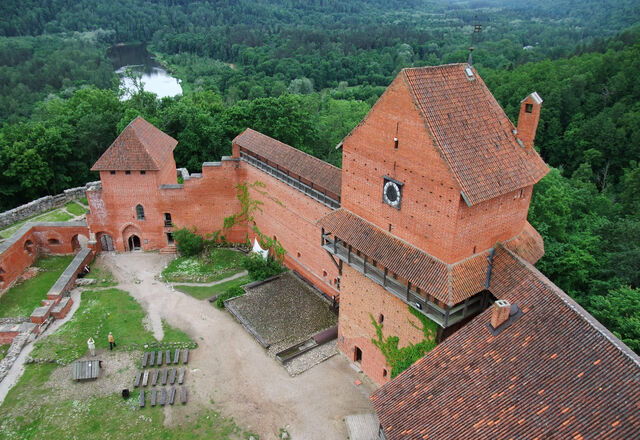 File:Burg Turaida04.jpg