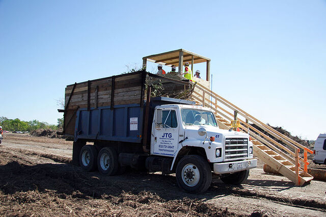 File:International-Harvester S-Series Dumptruck.jpg