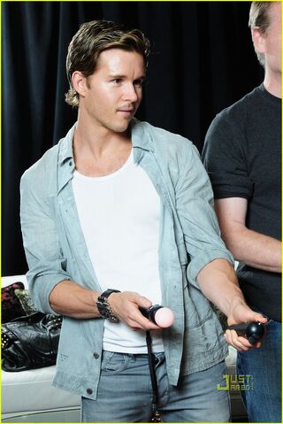 File:Ryan-kwanten-playstation-move-07.jpg