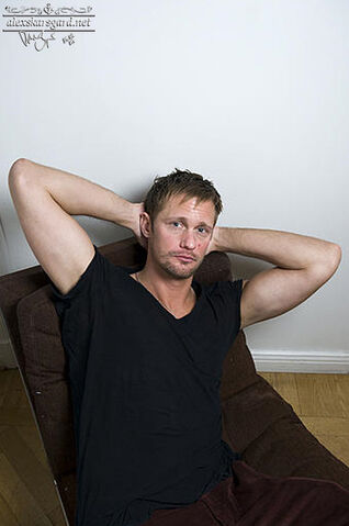 File:Henrik-Montgomery-Photoshoot-09-alexander-skarsgard-18212526-375-565.jpg