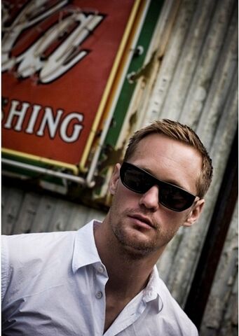 File:Alexander-Skarsg-rd-alexander-skarsgard-7963325-401-564.jpg