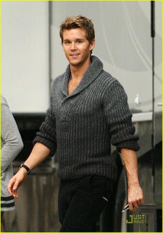 File:Ryan-kwanten-gq-magazine-06.jpg