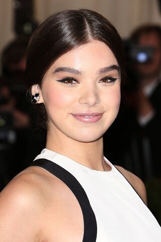 File:Hailee-Steinfeld-Met-Ball-2014.jpg
