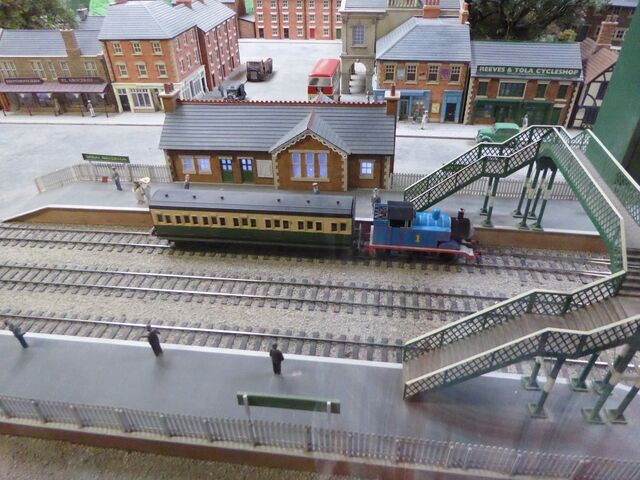 File:ThomasPullingExpress.jpg