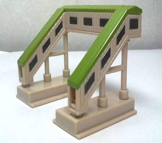File:CapsulePlarailEnclosedFootBridge.jpg