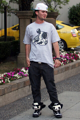 File:PANDA+WEAR+Cameron+Bright+buys+Panda+Bear+UvQgGKVtE5zl.jpg