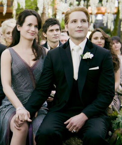 File:-The-Twilight-Saga-Breaking-Dawn-Part-1-Stills-Carlisle-Esme-esme-and-carlisle-cullen-26574857-1024-681.jpg