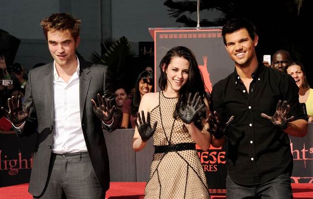 File:Ss-111110-Robert-Pattinson-01.grid-9x2.jpg