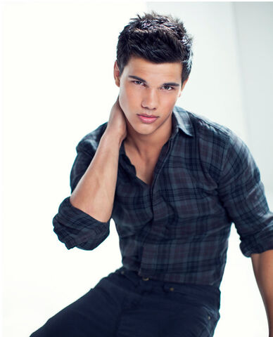 File:Taylor-TW-jacob-black-8151166-650-804.jpg
