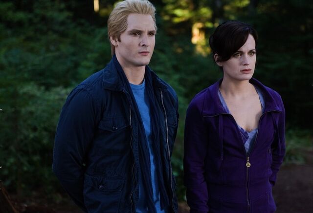File:-Eclipse-DVD-Stills-HQ-esme-and-carlisle-cullen-17413494-1110-756.jpg
