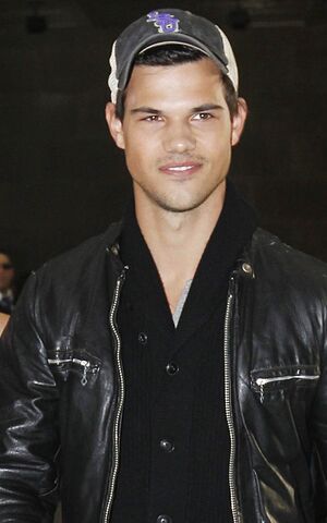 File:Taylor-lautner-072111-4.jpg