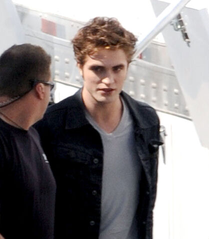 File:Robert-pattinson-eclipse-edward-cullen-photos-08292009-04.jpg