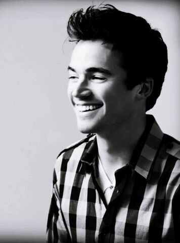 File:Ian-Harding-ian-harding-21745729-898-1210.jpg