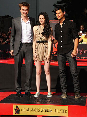 File:Robert-pattinson-kristen-stewart-taylor-lautner-twilight-trio.jpg
